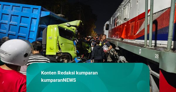 Truk Tertemper Kereta Commuter di Blitar, Diduga Mogok di Jalur Kereta