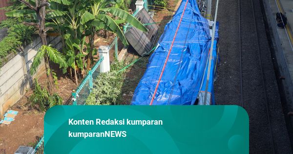 Foto: Bangkai Gerbong KRL Ditabrak KA Argo Bromo Ditutup Terpal Biru