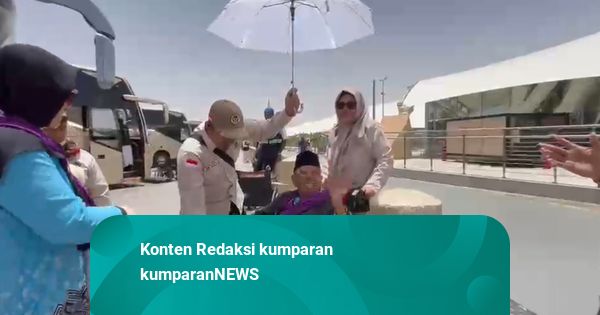 Kursi Roda Didorongi & Dipayungi di Bandara, Jemaah Haji: Seperti Tamu Terhormat