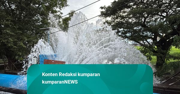 Sambungan Pipa di Surabaya Bocor, Semburkan Air hingga ke Jalan