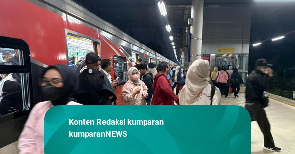 Penumpang Kembali Padati Stasiun Bekasi Timur Usai Layanan KRL Beroperasi Normal
