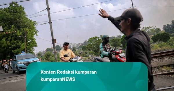 Foto: Mencari Rezeki dari Perlintasan Kereta Sebidang di Tanah Kusir