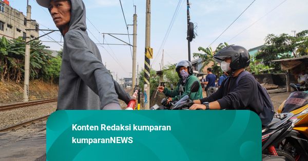 Foto: Usai Kecelakaan, KAI Pasang Palang Pintu di Perlintasan Ampera