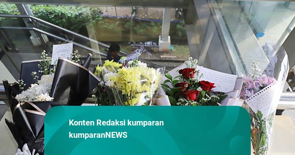 Rangkaian Bunga dan Pesan Duka Penuhi Stasiun Bekasi Timur Usai Kecelakaan
