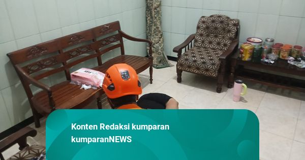 Momen Damkar-BPBD Surabaya Evakuasi Pria 160 Kg yang Sesak Napas
