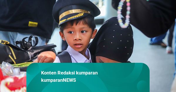 Foto: Doa dan Tabur Bunga Iringi Duka Korban Tabrakan KRL di Bekasi Timur
