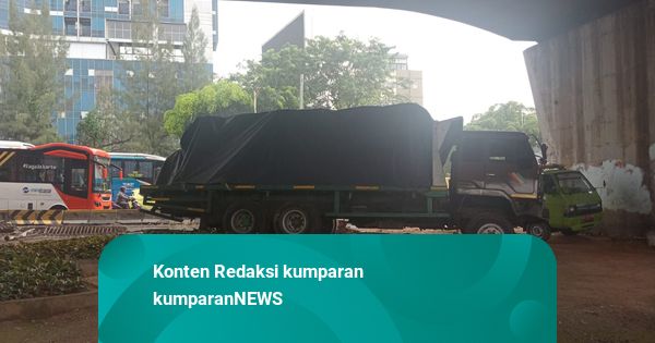 Truk Tronton Meluncur Hantam Separator Slipi: Rem Diduga Blong, Tak Ada Korban