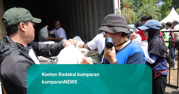 Foto: Massa Buruh Antre Sembako saat May Day 2026 di Monas
