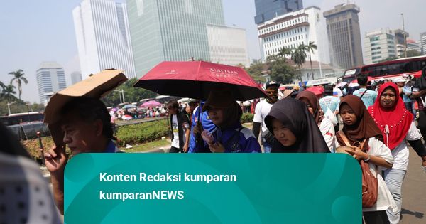 Foto: Usai Rayakan May Day, Massa Buruh dari Daerah Tinggalkan Jakarta