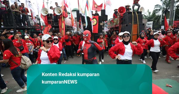 Foto: Saat Emak-emak Meriahkan Aksi May Day 2026 di Depan DPR