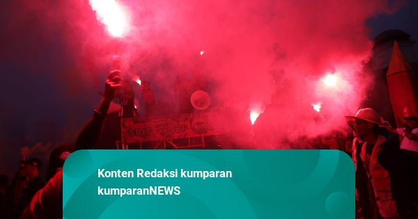 Foto: Massa May Day 2026 di Depan DPR Nyalakan Flare