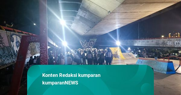 Polisi Bubarkan Paksa Massa Ricuh di Taman Pasupati, Kota Bandung