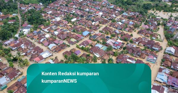 Foto: Banjir Setinggi 80 Cm Melanda Permukiman Warga di Jambi