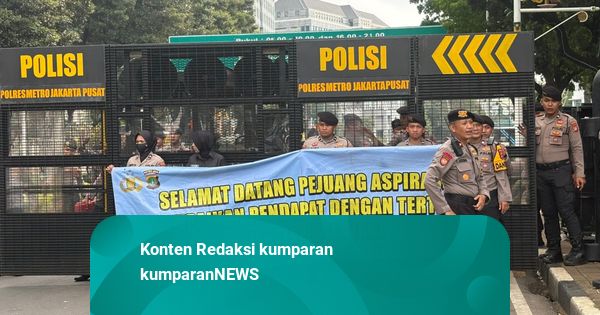 Aksi Humanis Polisi Jaga Aksi BEM SI, Bentangkan Spanduk Selamat Datang