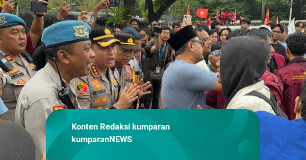 Momen Polisi dan BEM SI Nyanyi Bareng saat Demo Hardiknas di Patung Kuda