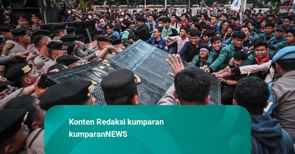 Foto: Sempat Ricuh, BEM SI Gelar Aksi di Hari Pendidikan Nasional di Jakarta