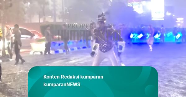 Drumben Akpol Tetap Tampil Memukau meski Terjang Hujan & Banjir di Semarang