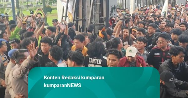 Demo di DPRD Kaltim Memanas: Massa Jebol Pagar, Desak Hak Angket