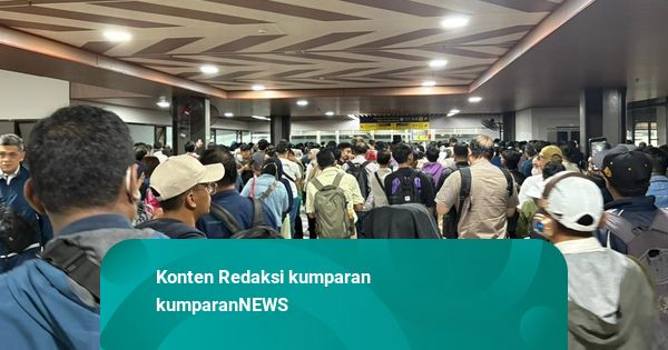 Penumpang Menumpuk di Stasiun Tanah Abang Imbas KRL Gangguan, Ada yang Tiduran
