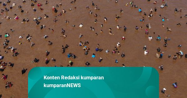 Foto: Ratusan Warga Nyebur ke Kolam saat Tradisi Ngubek Empang di Depok