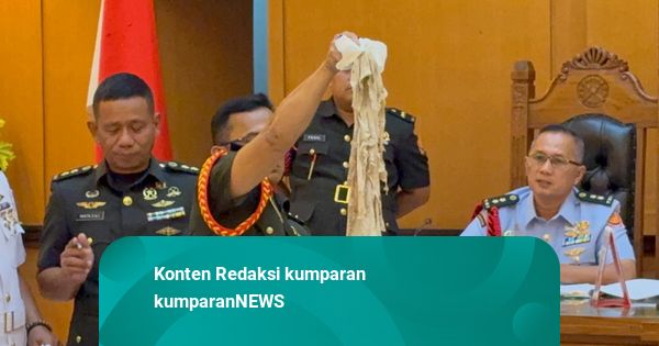 Penampakan Kaus Andrie Yunus Hancur Terkena Air Keras