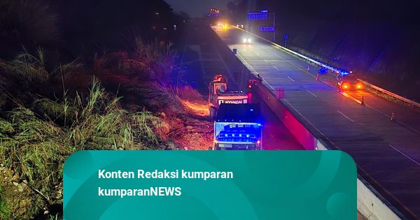 Ekskavator dan Truk Dikerahkan Evakuasi Longsor di Tol Bocimi