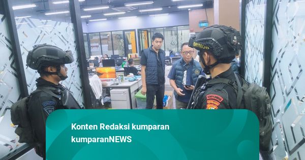 Brimob Dikerahkan Amankan Penggerebekan Judol Jaringan Internasional di Jakpus