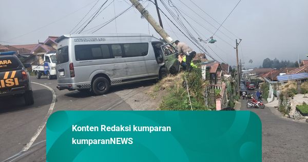 Mikrobus Bawa WN Singapura Hilang Kendali lalu Tabrakan Beruntun di Jalur Bromo
