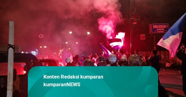 Suporter Padati Simpang Dago-Flyover Pasupati, Rayakan Kemenangan Persib