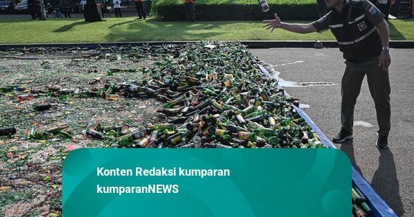 Foto: 10 Ribu Miras Dimusnahkan Satpol PP di Monas