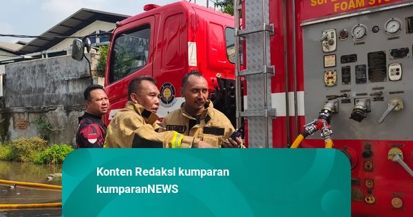 Damkar Lakukan Pendinginan Usai Kebakaran Gudang di Kalideres Jakbar