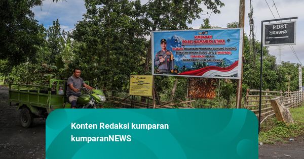 Foto: Gunung Dukono Masih Erupsi, Jalur Pendakian Ditutup