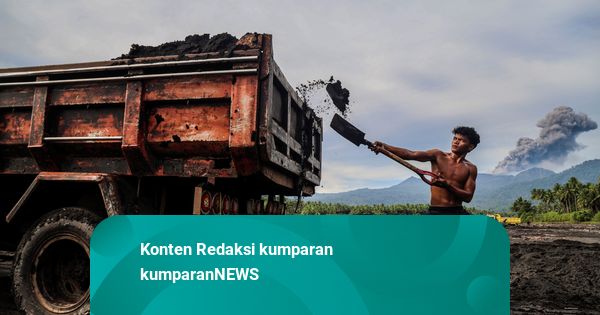 Foto: Warga Manfaatkan Pasir Sisa Erupsi Gunung Dukono