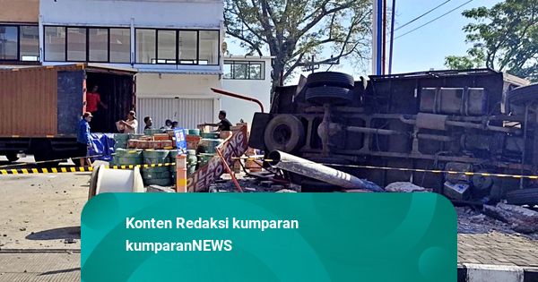 Gagal Nanjak, Truk Tabrak SPBU di Semarang