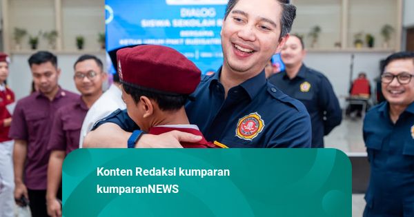 Tinjau Sekolah Rakyat, Ketum Karang Taruna Budi Djiwandono Beri Motivasi Siswa