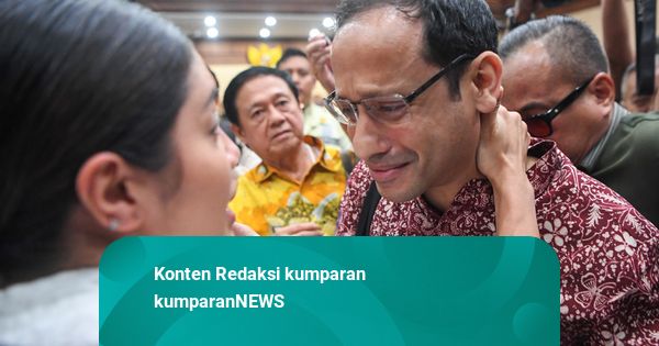 Foto: Tangis Nadiem Pecah di Pelukan Istri Usai Dituntut 18 Tahun Penjara