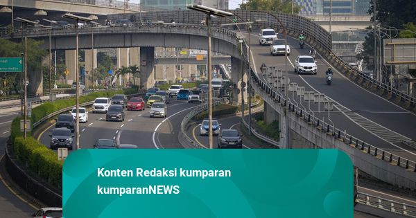 Foto: Libur Panjang Dimulai, Sejumlah Jalan Protokol di Jakarta Tampak Lengang