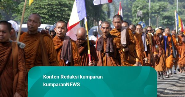 Foto: 56 Bhikkhu Jalan Kaki ke Borobudur Jelang Hari Raya Waisak