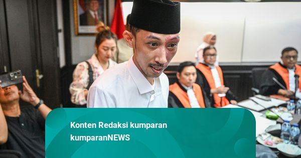 Sanksi Gerindra untuk Syahri, DPRD Jember yang Merokok & Main Game saat Rapat