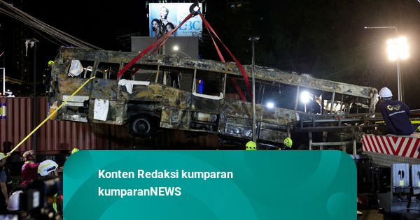 Foto: Bus yang Tertabrak Kereta di Bangkok Hangus Terbakar