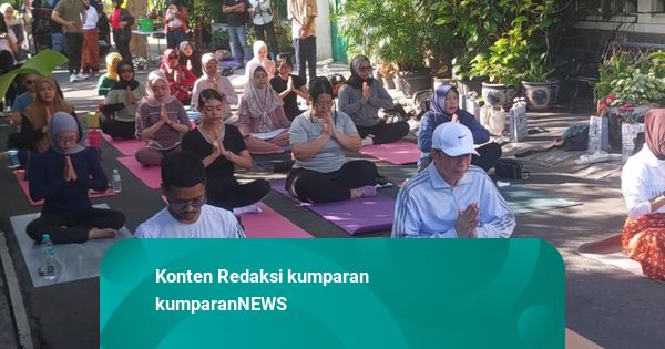 Momen Jokowi Ikut Yoga Bareng Warga di Solo: Segar