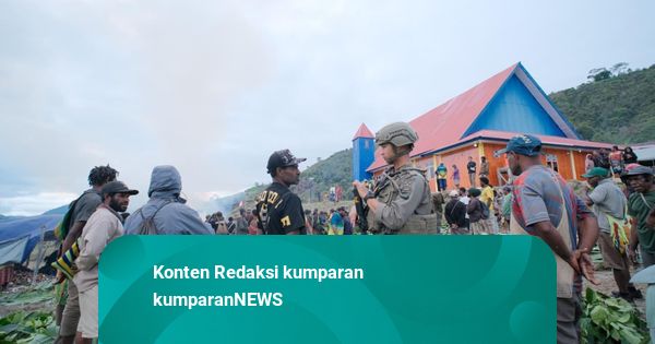 Momen Satgas Damai Cartenz Membaur saat Peresmian Gereja di Kiwirok, Papua