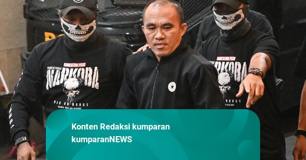 Foto: Eks Kasat Narkoba Polres Kutai Barat Deky Jonathan Digiring Ke Bareskrim