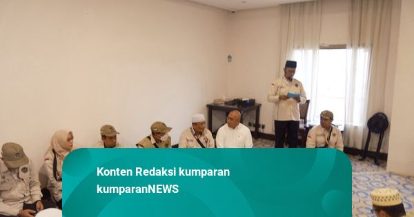 Andre Rosiade Temui Jemaah Haji Kloter Padang, Bagikan Uang Riyal, Kue, dan Jus