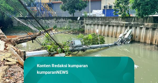 Menara BTS Ambruk ke Kali Cideng di Rasuna Said, Pohon-Lampu Ikut Tumbang