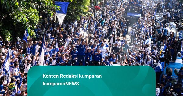 Ponsel Pemain Persib Frans Putros Hilang saat Konvoi Juara di Bandung