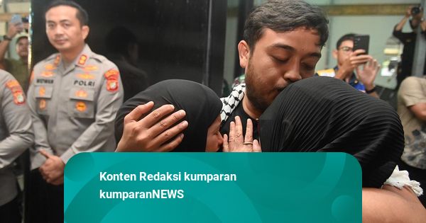 Foto: Tangis Haru Sambut Kepulangan Relawan Indonesia Usai Ditahan Israel