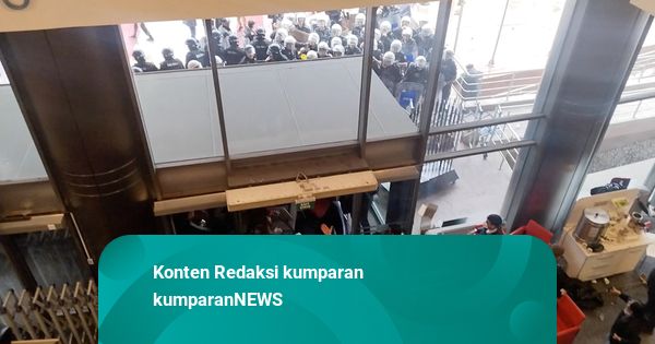 Bentrok di Markas Oposisi Turki, Polisi Tembak Gas Air Mata dan Usir Ketum CHP