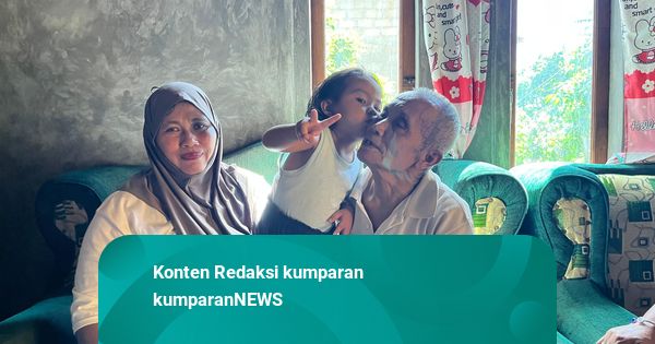 Senyum Kakek Mujiran Main dengan Cucu saat Bebas Usai Dituding Curi Sisa Getah
