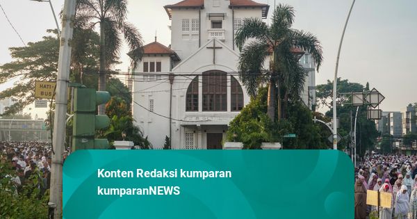 Foto: Tradisi Salat Idul Adha di Depan Gereja Koinonia